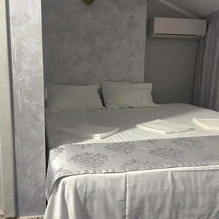 Galaxy מלון 2*
